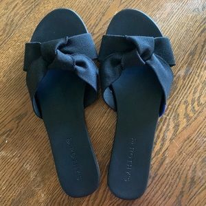 Roth’s bow flat sandals size 9.5 black